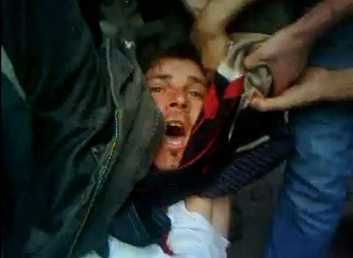 Một người biểu tình bị thương ở Homs, miền tây Syria